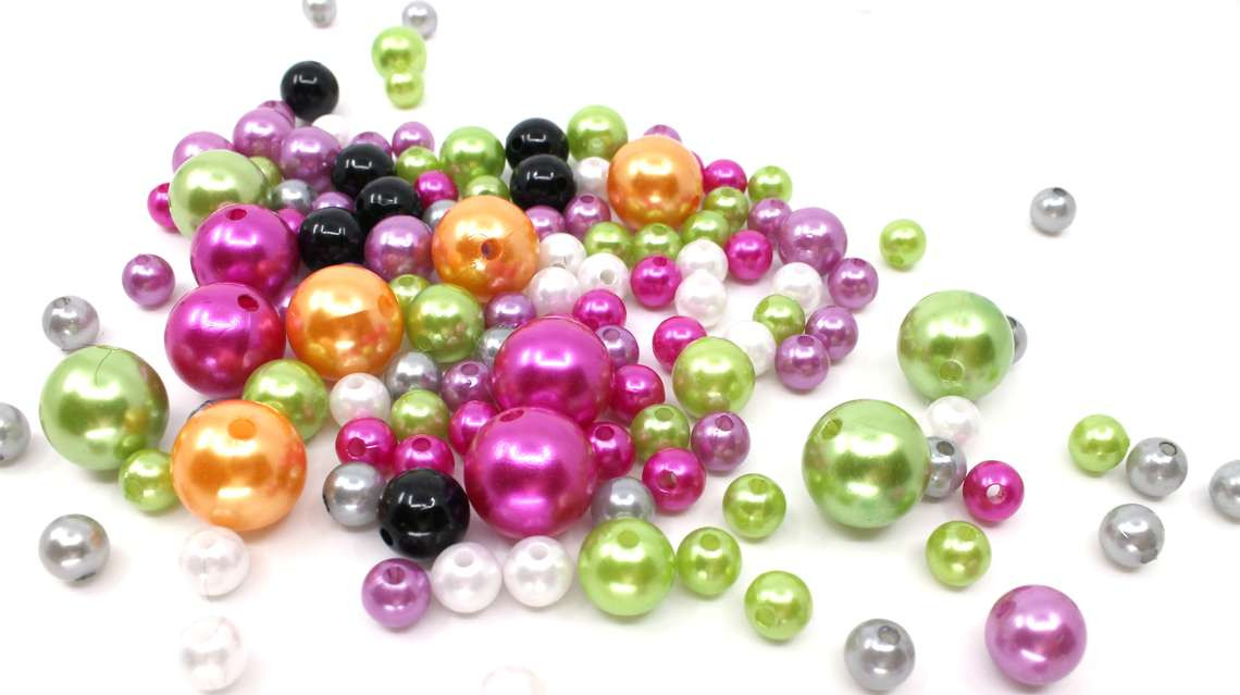 Pärlor i härliga färger och flera olika storlekar