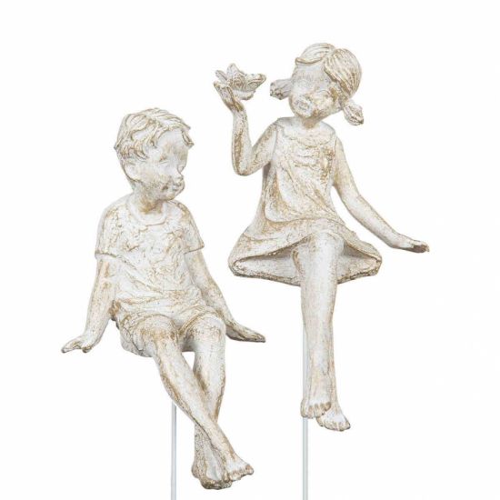 Dekorativ pojke och flicka sittandes på en metallpinne