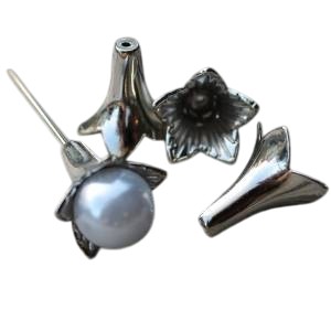 Blomma i silver till pärlnålar, Iris  20 st i gruppen Pynt & dekorationer / Pärlor / Pärlor med nål / Skapa dekorativa pärlnålar hos Kransmakaren.se (1382-21)