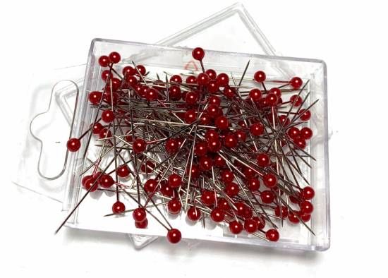 Pärlnålar. 4mm, Röda. 150 st i gruppen Pynt & dekorationer / Pärlor / Pärlor med nål / Röda hos Kransmakaren.se (1388-19)