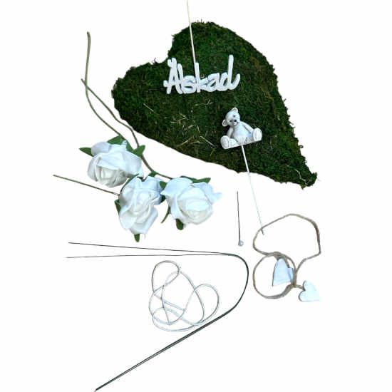 DIY - Mosshjärta med nallebjörn, rosor, hjärtan och text Älskad i gruppen Krans & Floristtillbehör / Stommar / Kranspaket DIY hos Kransmakaren.se (300-238-diy)