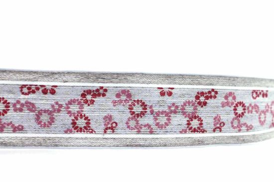Band med mörkrosa / vita  blommor. 2,5 meter i gruppen Krans & Floristtillbehör / Textilband & Snören / Övriga band hos Kransmakaren.se (569-040-26)