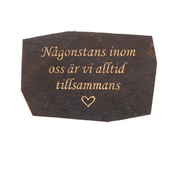 Skiffersten med text – Någonstans inom oss i gruppen Gravdekorationer / Gravsmyckning / Stenar med text hos Kransmakaren.se (7658-1)