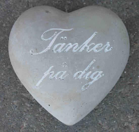 Hjärta i betong med text