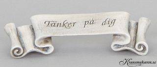 Banderoll med text Tänker på dig i gruppen Gravdekorationer / Gravsmyckning / Blommor / pynt hos Kransmakaren.se (87-78007-2)