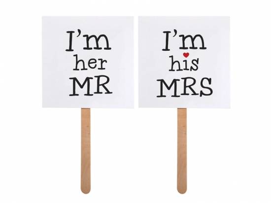 Pinnar med texterna I´m her MR och I´m his MRS