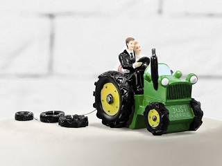 Brudpar på traktor med däck på släp