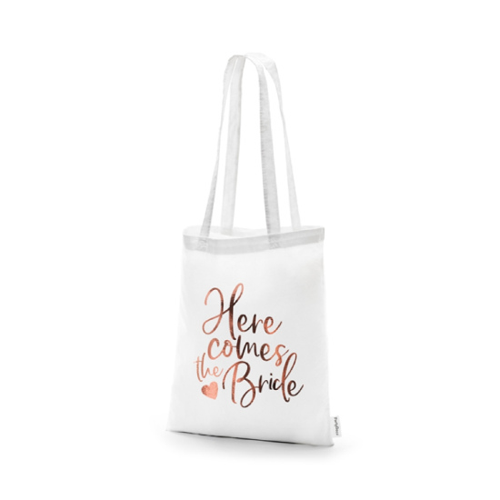 Tygpåse med texten - Here comes the bride, white, 39 x 42 cm i gruppen Bröllopstillbehör / Dukning / Askar och påsar hos Kransmakaren.se (TB4-008-019R)