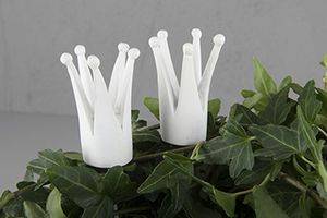 Krona i vitt. Ca 4,5 cm