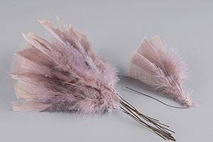 Fjädrar, trådade. 12 st. vippor. Gammalrosa.