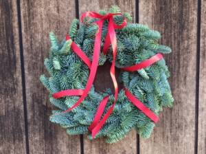 Krans i Nobilis med röda band. ca 27 cm