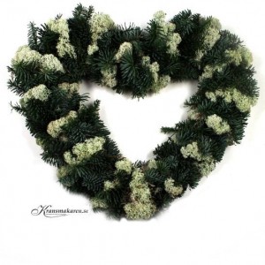 Mosshjärta varvat med mossa och nobilis. ca 32 x 34 cm