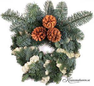 Varvad krans med kottar