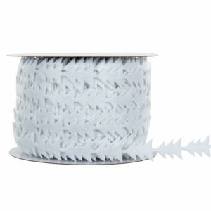 Band med granar i vitt, 15 mm ( 25 meter )