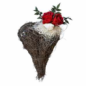 Gravdekoration med två röda rosor, duva och skylt saknad