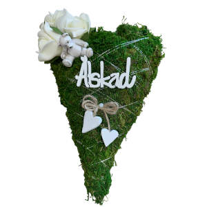 Mosshjärta med nallebjörn, rosor, hjärtan och text Älskad