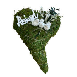 Mosshjärta med fåglar och texten Älskad