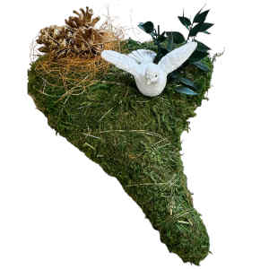 Mosshjärta med duva och guldfärgade kottar