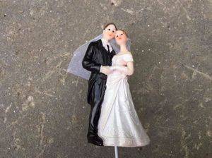 Brudpar, 8 x 4.5 cm. Brud höger