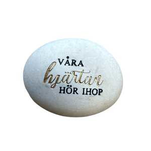 Sten med text - Våra hjärtan hör ihop