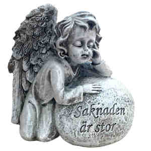 Ängel i grått på sten med texten Saknaden är stor, ca 13 cm