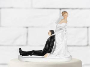 Brudpar, bruden drar brudgummen. 13 cm