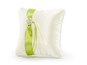 Ringkudde i vit satin, pärlor och äppelgrönt band, ca 20 x 20 cm
