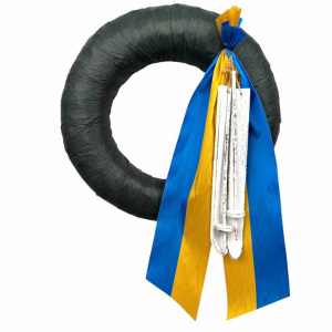 Segerkrans med blågult band och skidor. 55 cm