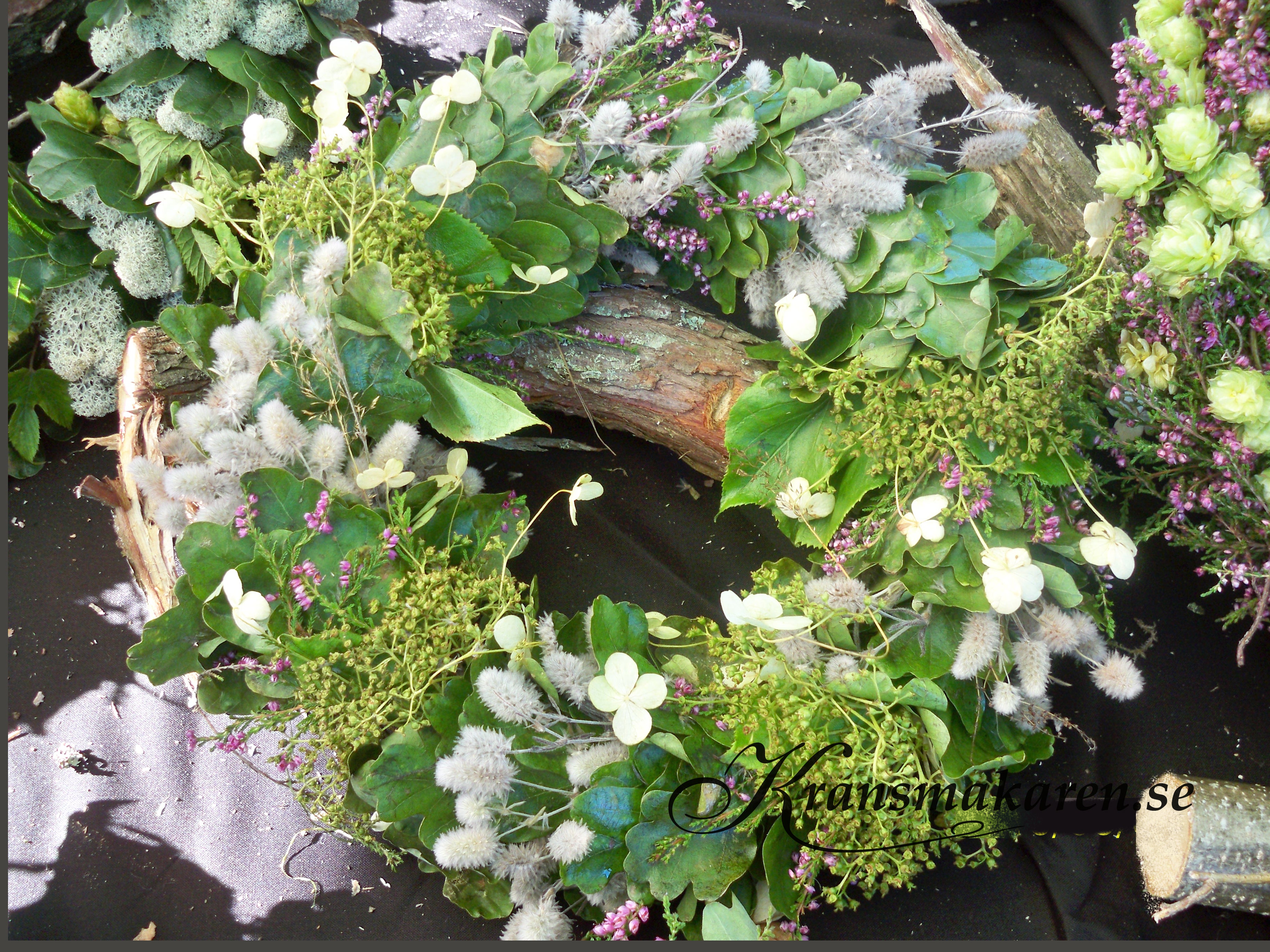 Höstkrans med hortensia, harsvansar, ljung och ekblad