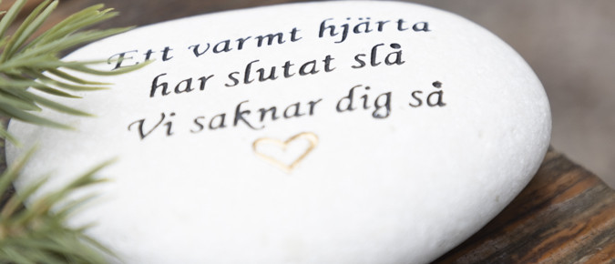 Stenar med text som gravdekoration