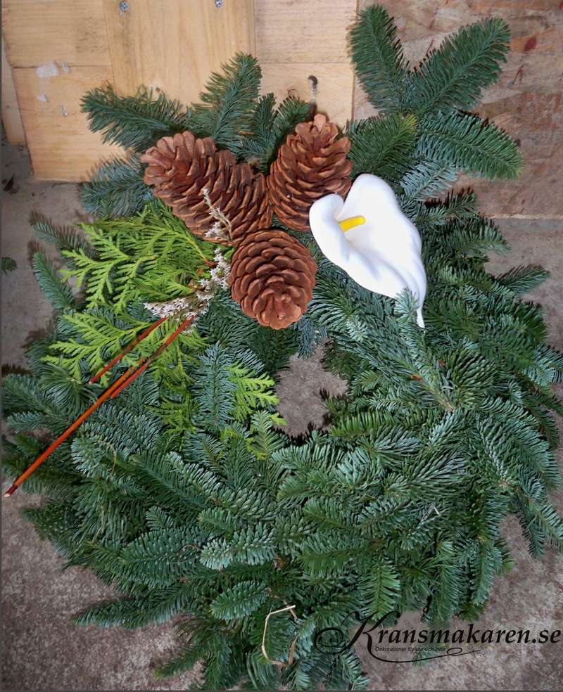 Nobiliskrans med Kottar, Kalla, Thuja och Risp