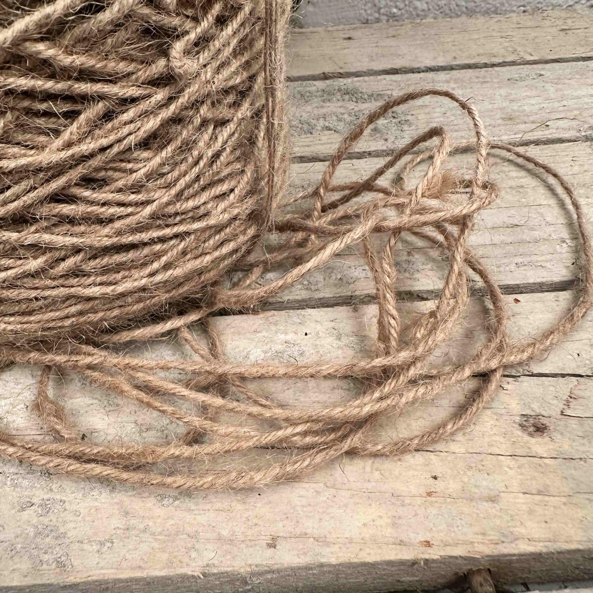 Närbild på tvinnat naturbrunt snöre med synliga fibrer