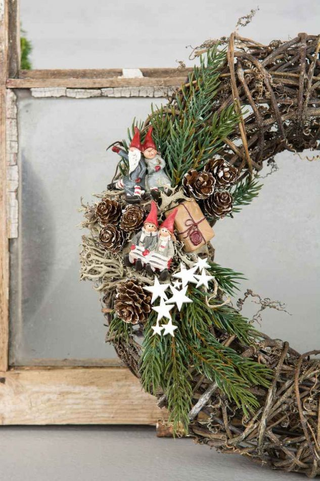 Tomtefamilj. 2 st olika.