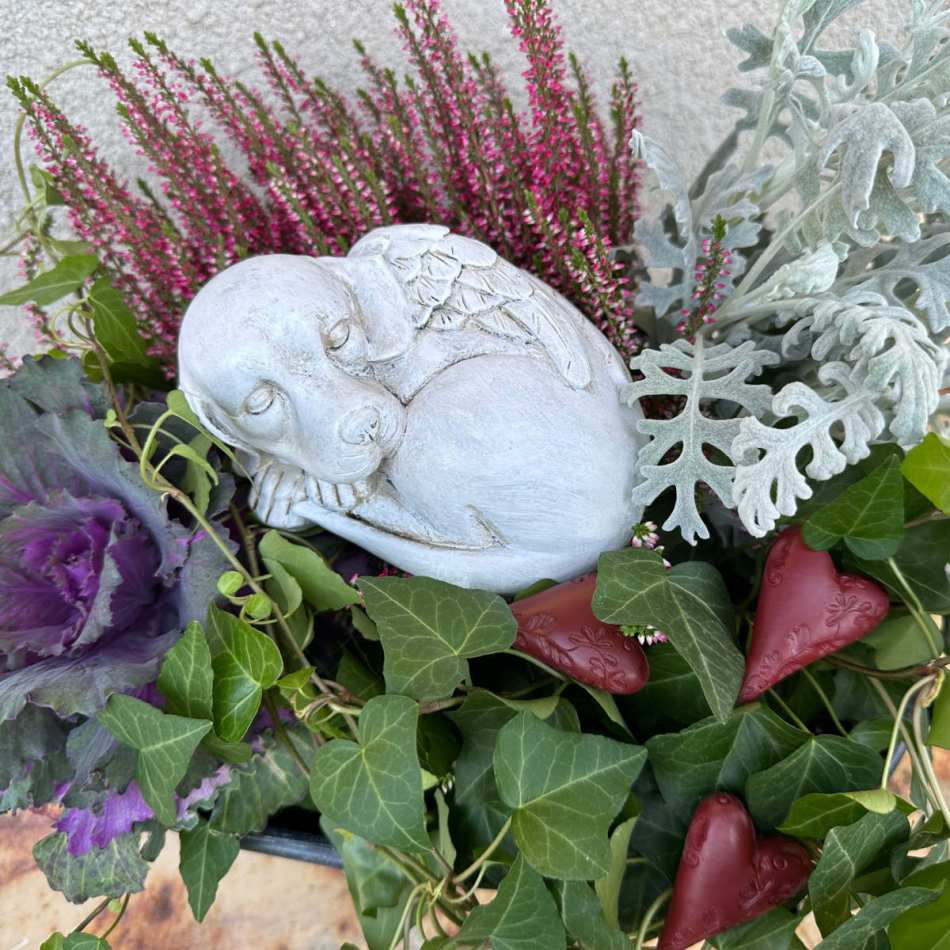 Hund med änglavingar, sovande. ca 14x10x8 cm