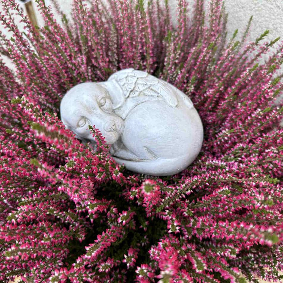 Hund med änglavingar, sovande. ca 14x10x8 cm