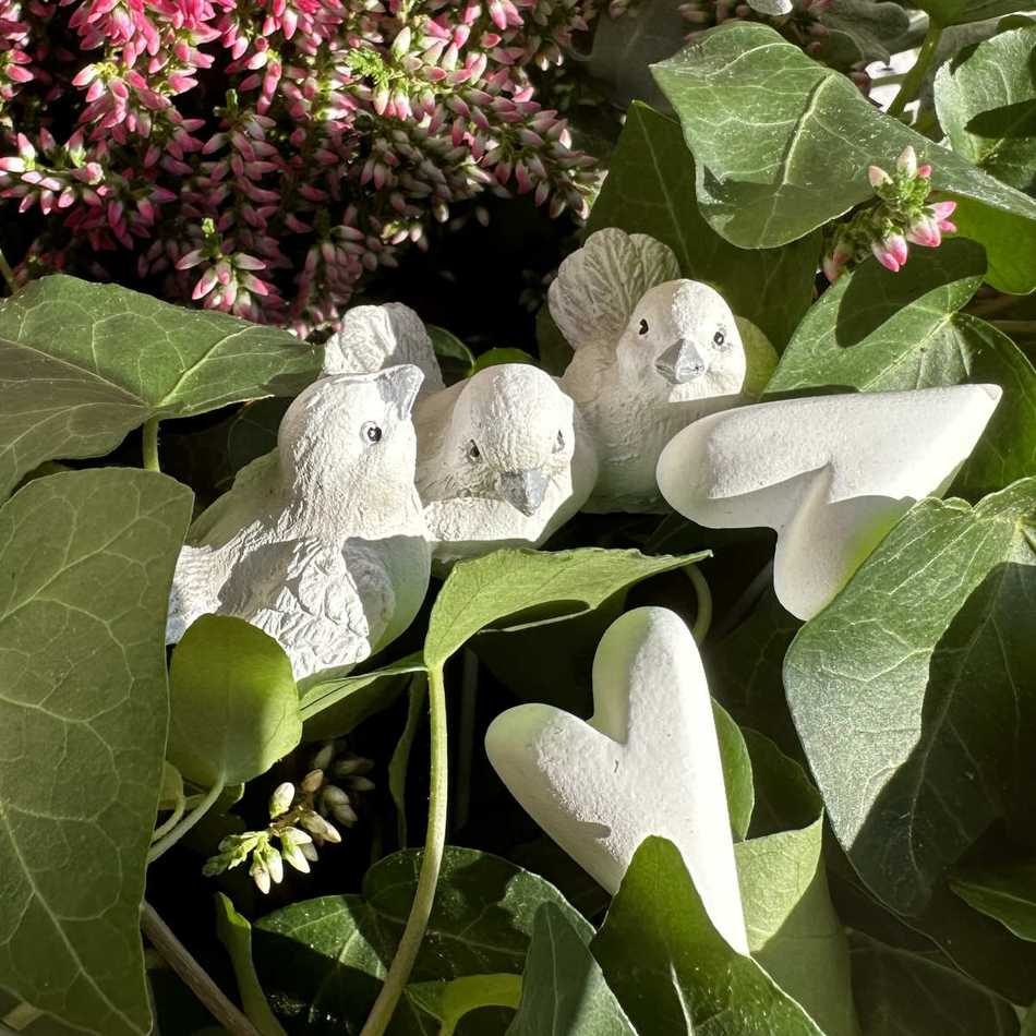 Fåglar, vit/grå. ca 7 cm.