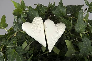 Hjärtan med mönster, creme. 2st