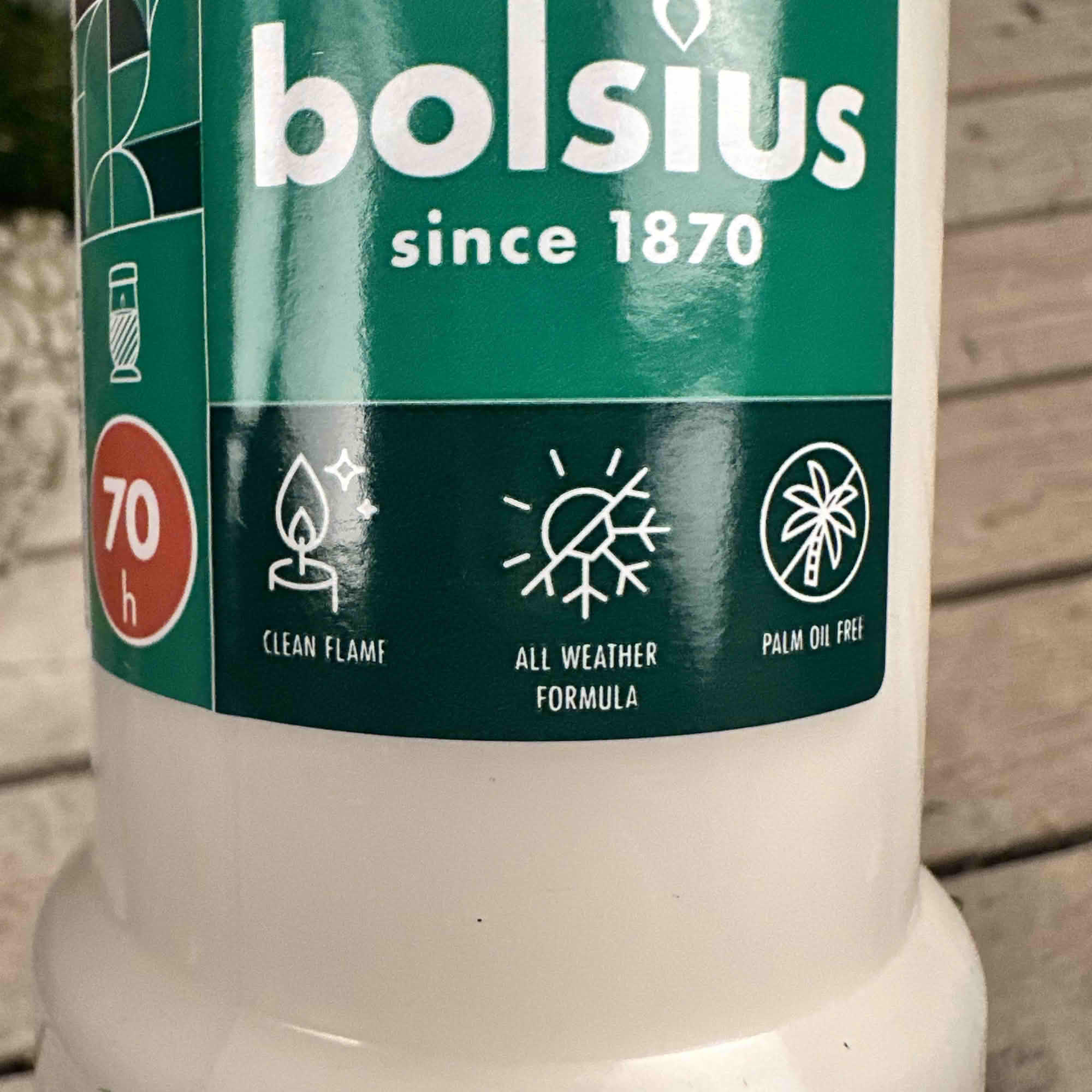Närbild på Bolsius gravljus med märkning för 70 timmar, Clean Flame och palmoljefritt
