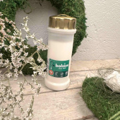 Gravljus med guldlock – Bolsius, ca 70 timmar Vitt Bolsius gravljus med guldlock framför en grön mosskrans