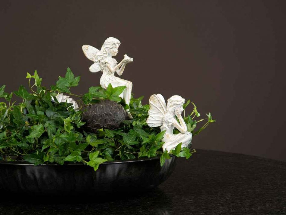 Älvor, sittande. Vit/guld. ca 17 cm ( 2 st olika ) 