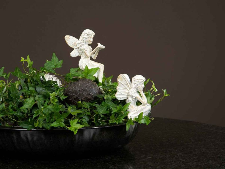 Älvor, sittande. Vit/guld. ca 17 cm ( 2 st olika ) 