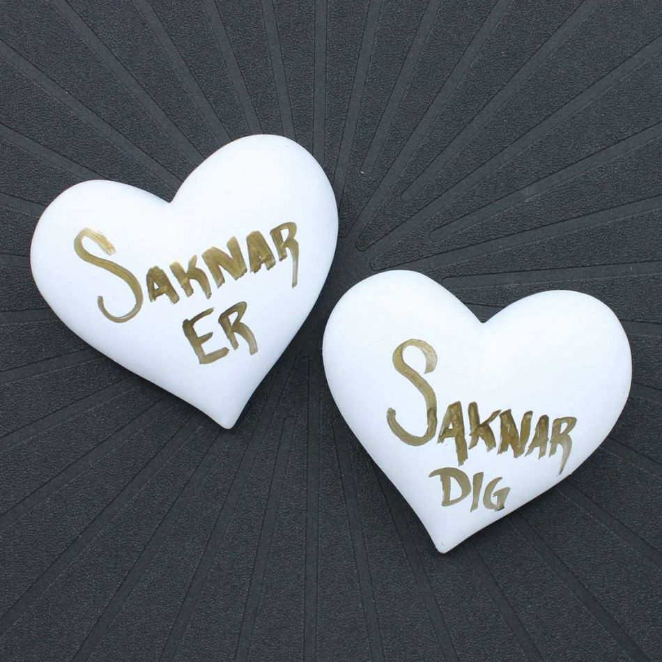 Hjärta med texten Saknar Er. 10 x 9 cm