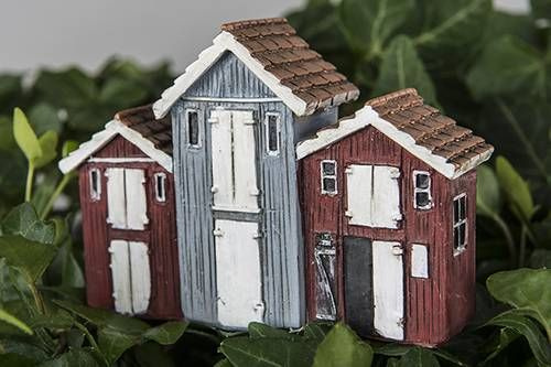 Hus / sjöbodar, ca 8 x 5.5 cm