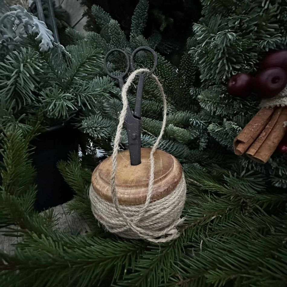 Snörhållare med sax Dekoration, beige snöre