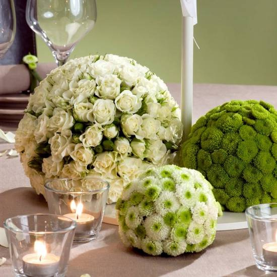 Blomsterarrangemang med oasisklot