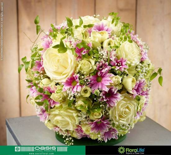 oasisklot med snittblommor i flera färger