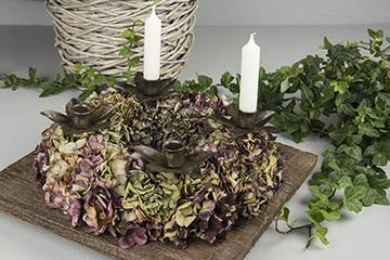 Dekorera med ljushållare i kransar