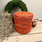 Jutesnöre orange 3,5 mm – ca 470 m Orange jutesnöre på rulle framför mosskrans och torkade blommor
