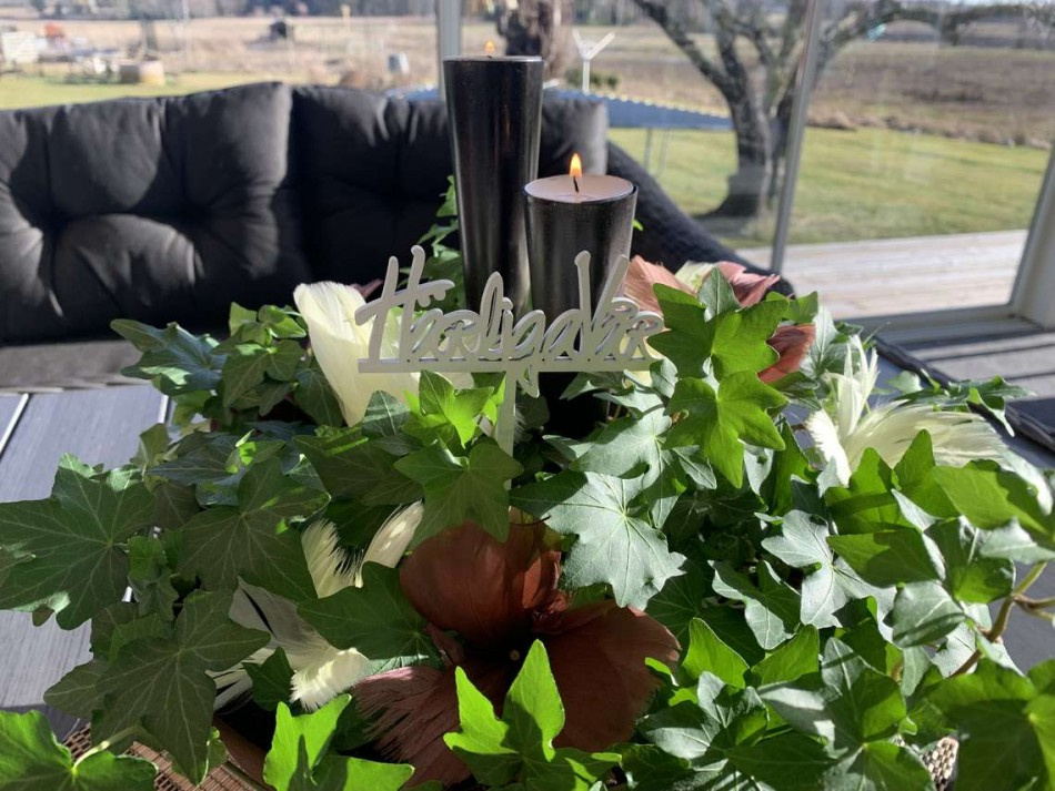 Blomformade fjädrar. Mörkrosa. 6 st