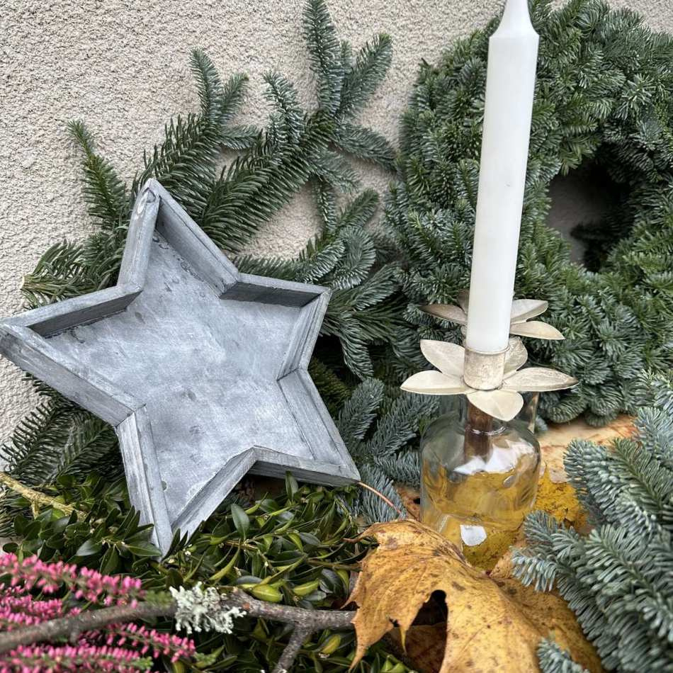 Stjärnformat träfat. Grå. 25x3 cm